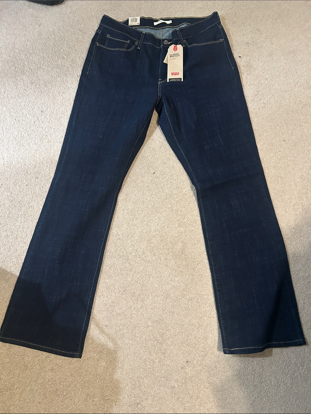 Levi’s women’s dark blue Classic Boootcut jeans. Mid rise size 16M. W33 L32